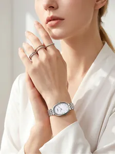 Élégante montre à quartz ovale en argent avec cristaux au poignet d'un mannequin