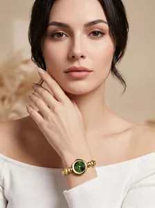 Elegante reloj vintage dorado con esfera verde y correa de cuentas en la muñeca mujer