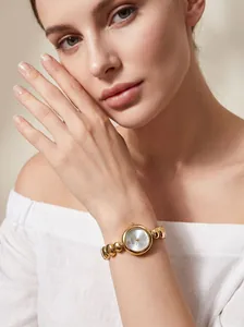Primer plano detallado del reloj Gedi vintage con pulsera de bolas doradas en la muñeca.
