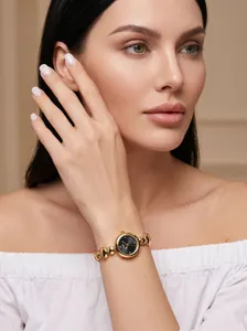 Primer plano detallado del reloj vintage GEDI para mujer con brazalete de eslabones dorados