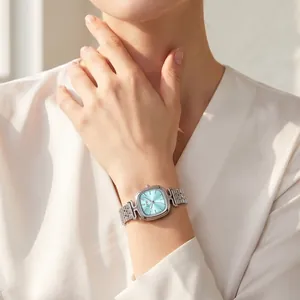 Elegante reloj de cuarzo GEDI para mujer con correa de acero plateado y esfera azul claro.