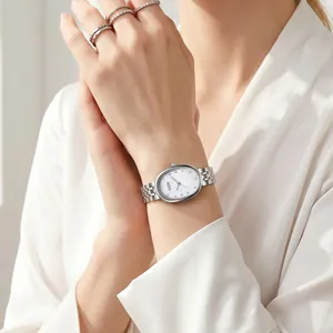 Montre à quartz GEDI élégante pour femme avec bracelet en acier argenté ovale portée au poignet.