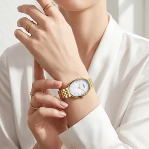 Elégante montre ovale dorée en acier avec cadran en nacre et diamants pour femme