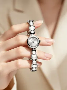 Primer plano detallado del reloj plateado GEDI vintage con cadena de perlas metálicas lisas