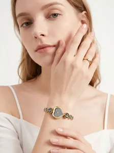 Dettaglio dell'elegante orologio a cuore GEDI con bracciale di cristallo sul polso