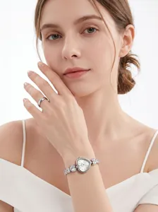 Primo piano di un elegante orologio al quarzo a forma di cuore in argento con cristalli