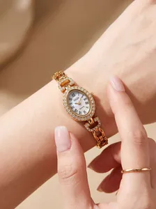 Vue détaillée de l'élégante montre GEDI dorée ovale sertie de strass sur un poignet