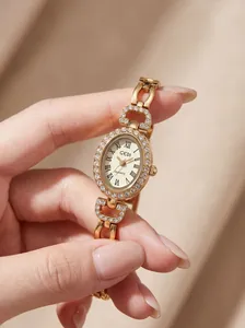 Vue détaillée de la montre ovale GEDI dorée avec lunette sertie de cristaux et bracelet
