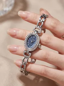 Détail de la montre femme GEDI ovale avec cadran bleu et bracelet argenté serti de diamants