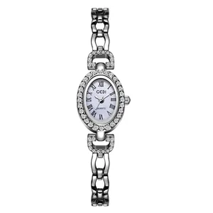 Elégante montre bracelet GEDI ovale argentée pour femme avec lunette en cristal.