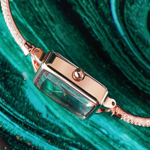 Exklusive roségoldene Damen-Quarzuhr mit Kristallglas und feinem Diamantarmband