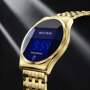 Vue détaillée d'une montre de luxe pour homme en or avec écran tactile LED et bracelet métal