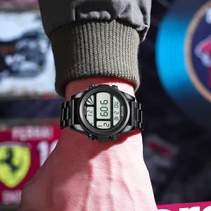 Gros plan d'une montre de sport numérique noire étanche sur un poignet masculin