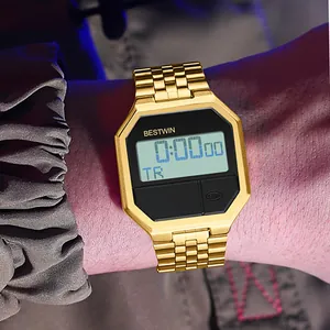 Nahaufnahme der digitalen Bestwin-Goldarmbanduhr am Handgelenk mit schwarzem Display.