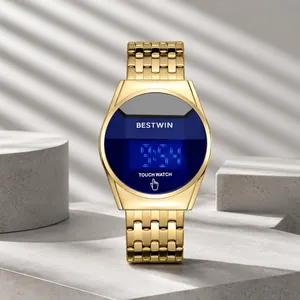 Gros plan d'une montre numérique dorée de luxe pour hommes avec écran tactile LED et cadran bleu