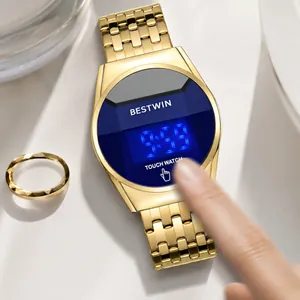 Vue détaillée d'une montre numérique tactile LED dorée avec un écran d'affichage bleu