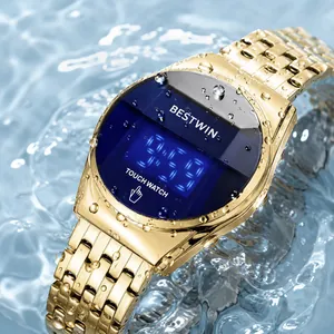 Gros plan d'une montre tactile LED dorée avec des gouttelettes d'eau, détail étanche