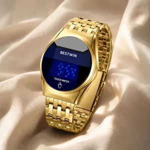 Gros plan détaillé d'une montre de luxe pour homme à écran tactile LED dorée avec bracelet en métal