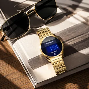 Vue détaillée d'une montre numérique tactile LED ronde en or de luxe avec écran d'affichage bleu
