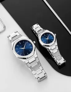 Detalle de relojes de cuarzo BESTWIN plateados con esferas azules para parejas.