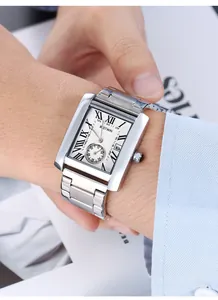 Detailansicht einer silbernen quadratischen BESTWIN Herrenuhr mit römischem Zifferblatt