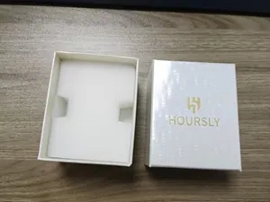 Vue détaillée d'un coffret à montres blanc carré avec mousse de protection et logo.