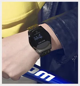 Nahaufnahme der BESTWIN Herren-LED-Touchscreen-Digitaluhr in Lifestyle-Atmosphäre