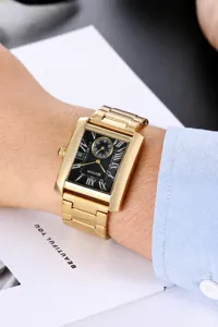 Detailansicht einer luxuriösen BESTWIN Herrenuhr in Gold mit klassischen römischen Ziffern