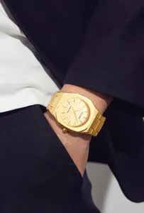 Gros plan d'une montre homme Bestwin dorée avec cadran à feuilles en relief