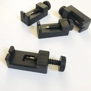 Vista dettagliata dello strumento manuale nero per rimuovere maglie di orologio