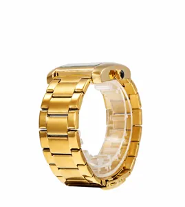 Detailansicht des langlebigen goldenen Edelstahlarmbands dieser quadratischen Uhr