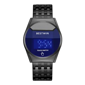 Gros plan détaillé d'une montre numérique à écran tactile LED noire et un affichage bleu