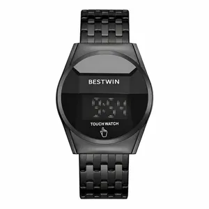 Gros plan professionnel du cadran de montre numérique à écran tactile LED noir épuré.