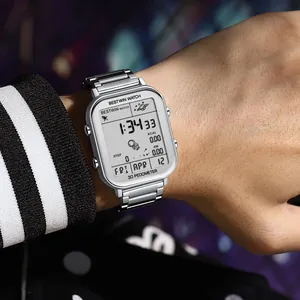Gros plan d'une montre de sport numérique carrée argentée avec bracelet en métal au poignet