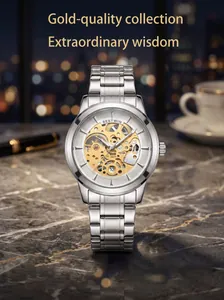 Vue macro détaillée du cadran squelette et des engrenages dorés d'une montre en acier.