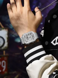 Gros plan d'une montre de sport numérique carrée argentée avec bracelet en acier sur poignet