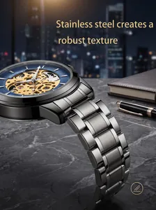 Gros plan d'une montre pour homme en acier inoxydable avec cadran squelette robuste.