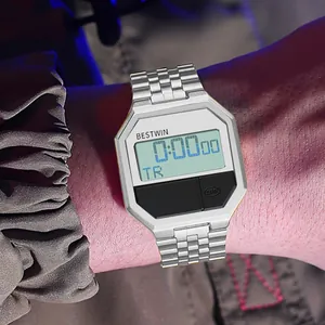 Nahaufnahme einer silbernen Herren-Digitaluhr mit quadratischem Display und Metallarmband.