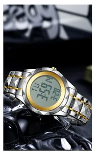 Gros plan d'une montre numérique pour hommes avec bracelet métallique bicolore chic