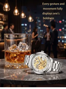 Détail de la montre à quartz squelette en acier argenté près d'un verre