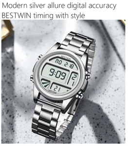 Gros plan de la montre numérique BESTWIN argentée avec bracelet en acier et écran WR30M
