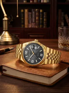 Nahaufnahme einer luxuriösen goldenen Quarzuhr für Herren mit schwarzem Zifferblatt.