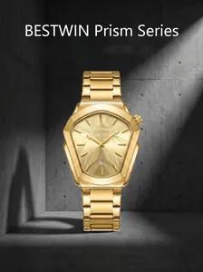 Détail d'une montre pour homme BESTWIN Prism Series dorée avec boîtier géométrique en métal