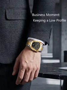Vue détaillée de la montre à quartz BESTWIN en acier inoxydable or et argent au poignet