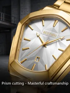 Vue détaillée d'une montre de luxe dorée avec cadran prismatique argenté et date