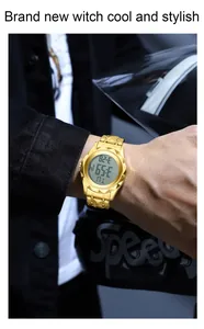 Gros plan d'une montre numérique dorée et étanche portée au poignet pour homme