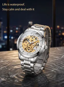 Détail de la montre à quartz pour homme style mécanique avec cadran squelette et bracelet