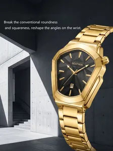 Détail de la montre géométrique BESTWIN en or avec cadran noir texturé et calendrier