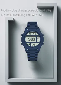 Vue détaillée de la montre de sport numérique bleue moderne avec affichage précis