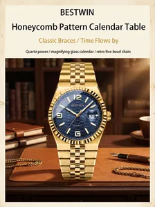 Detailansicht der goldenen Bestwin Herrenuhr mit blauem Waben-Zifferblatt auf Schreibtisch